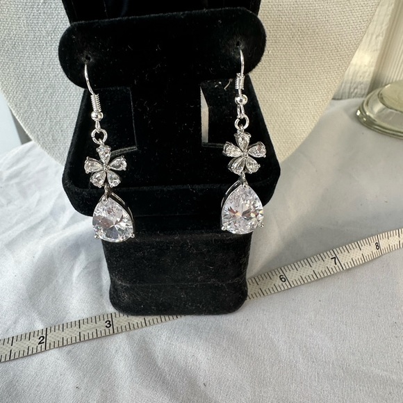 Gorgeous sparkly large pear shaped rhinestones earrings - Picture 4 of 5